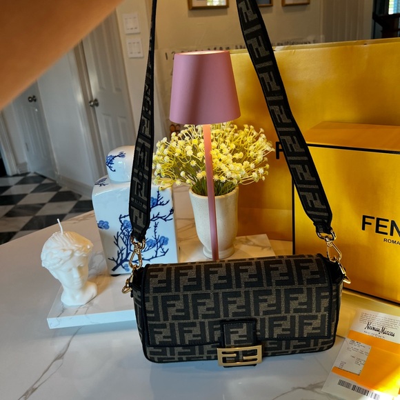 Fendi baguette 
Brown FF jacquard fabric bag - Picture 15 of 16